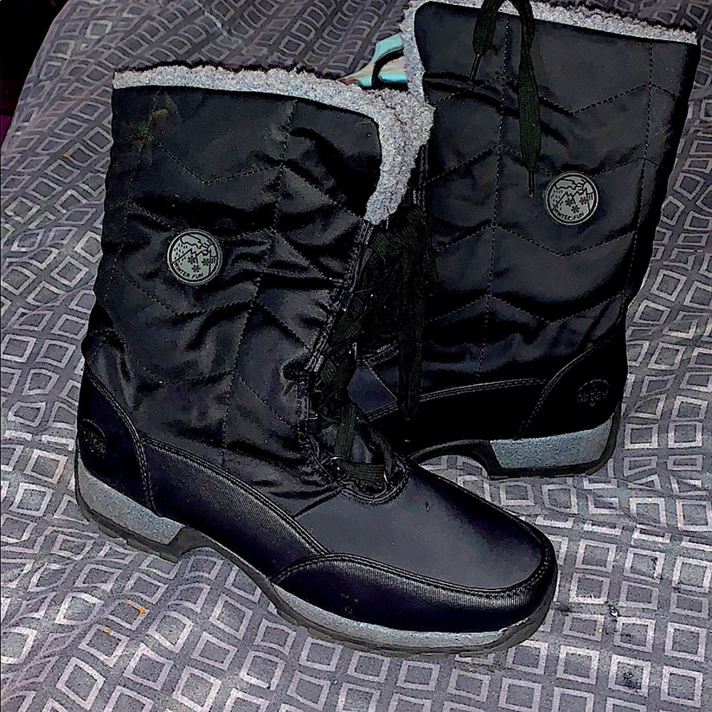 Snow boots